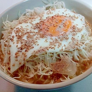 ごま香る　千切りキャベツと目玉焼きの豚骨ラーメン